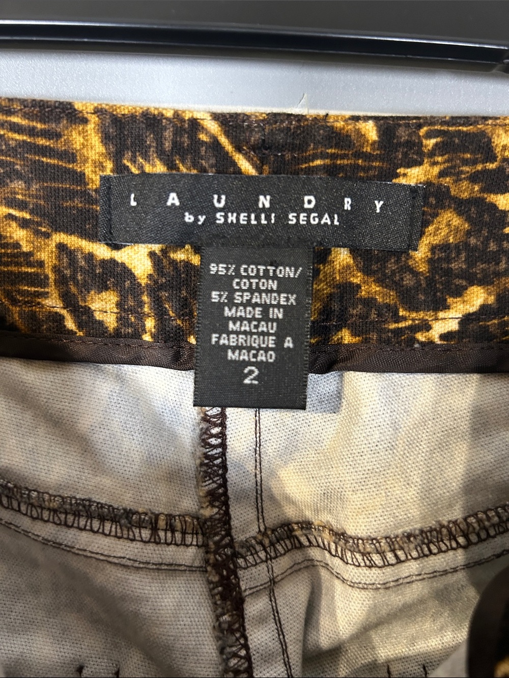 Laundry by Shelli Segal Women’s Leopard Print Flared Jeans size 2 bold, edgy - Picture 3 of 10
